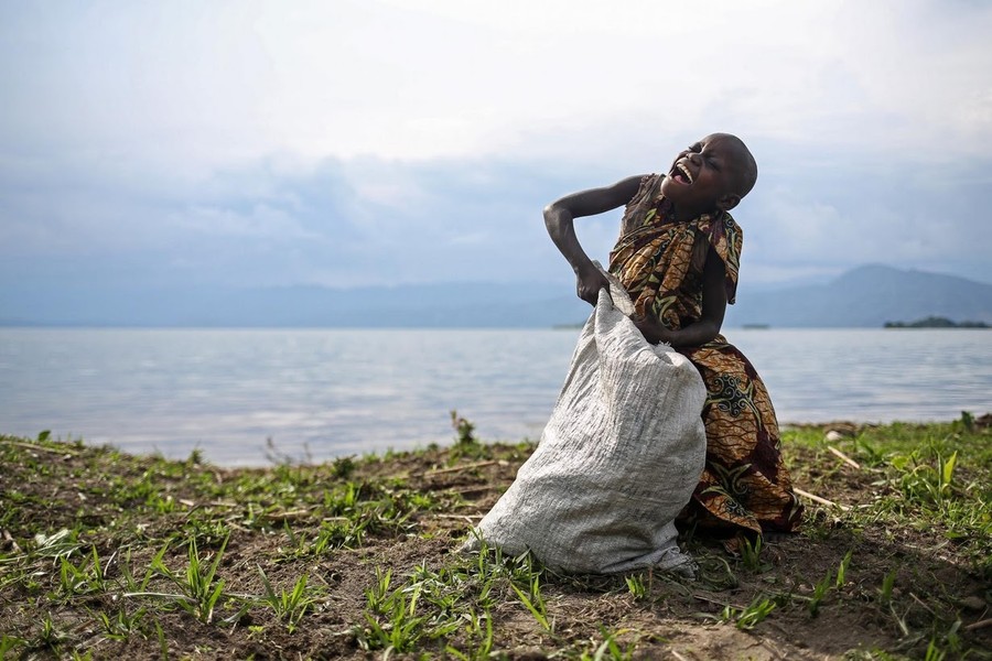 Bambuti, một trong những  tộc người lùn Pygmy ở Congo, là dân tộc bản địa lâu đời nhất ở trung châu Phi. Hàng nghìn năm qua, họ sống theo cách tổ tiên của họ từng làm, chủ yếu từ hoạt động săn bắn, hái lượm từ trong rừng sâu. Ảnh Reuters